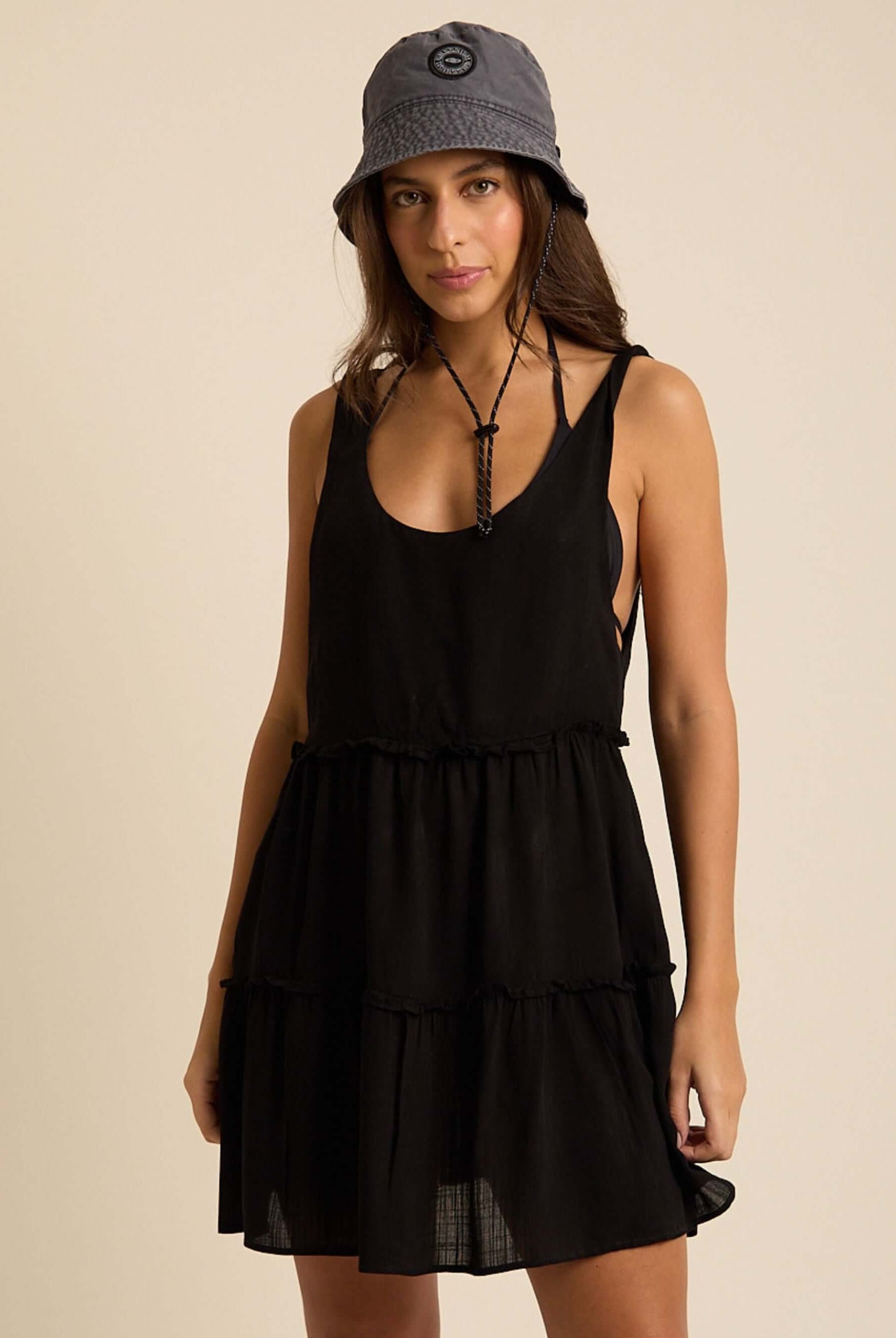 Saída de Praia Blair preta da Greenish, leve e estilosa, perfeita para aproveitar o sol com liberdade.