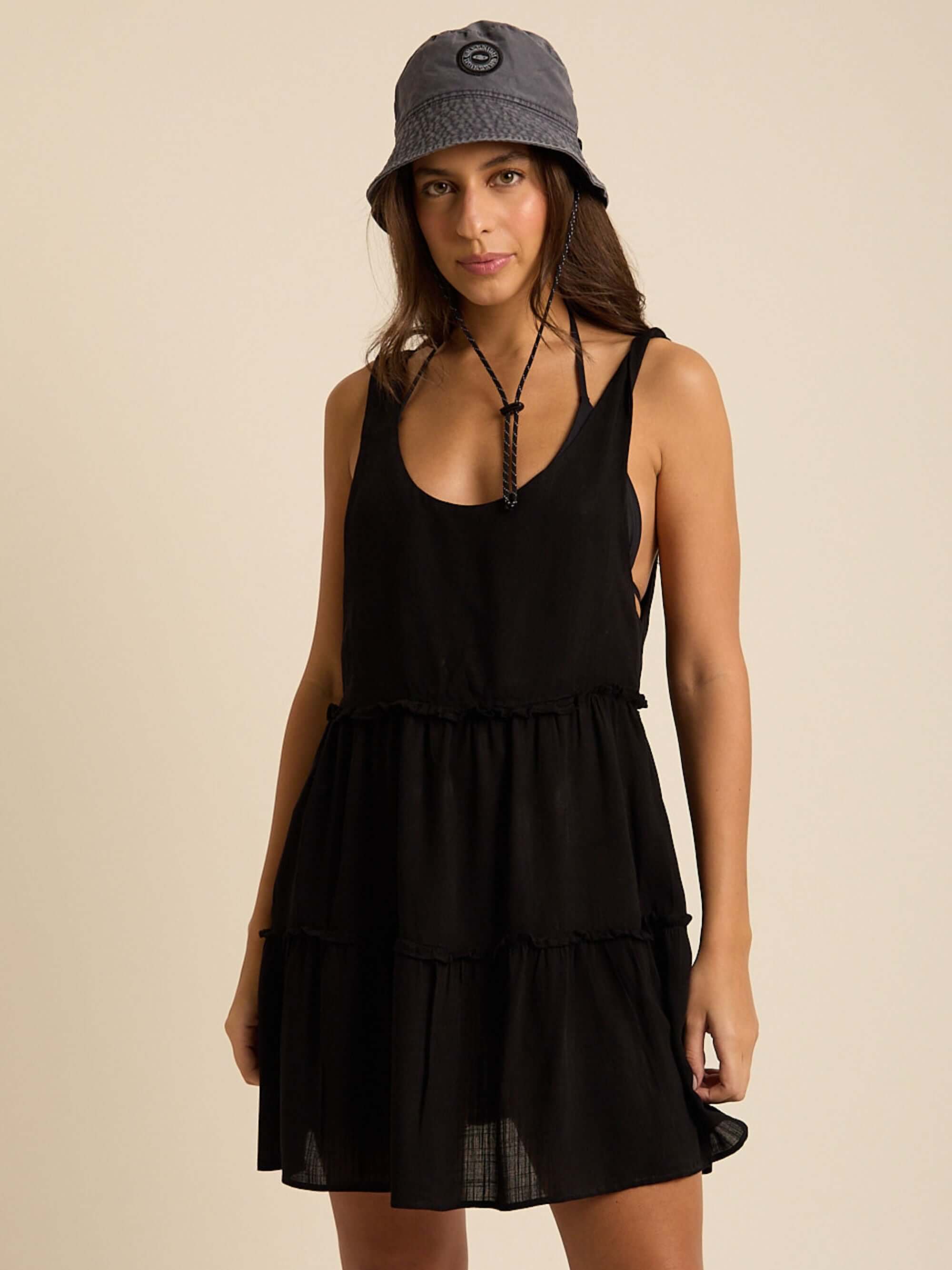 Saída de Praia Blair preta da Greenish, leve e estilosa, perfeita para aproveitar o sol com liberdade.