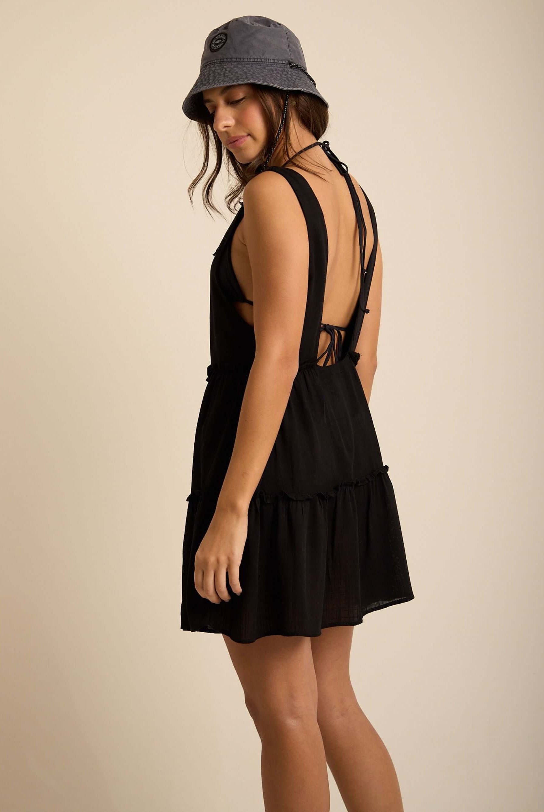 Saída de Praia Blair da Greenish, em preto, com caimento soltinho e detalhes em decote U, ideal para dias ensolarados.