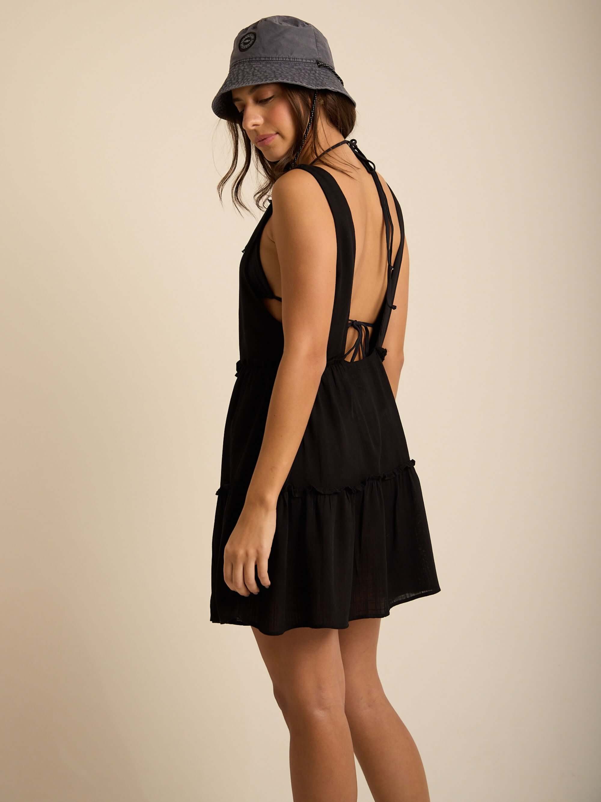 Saída de Praia Blair da Greenish, em preto, com caimento soltinho e detalhes em decote U, ideal para dias ensolarados.