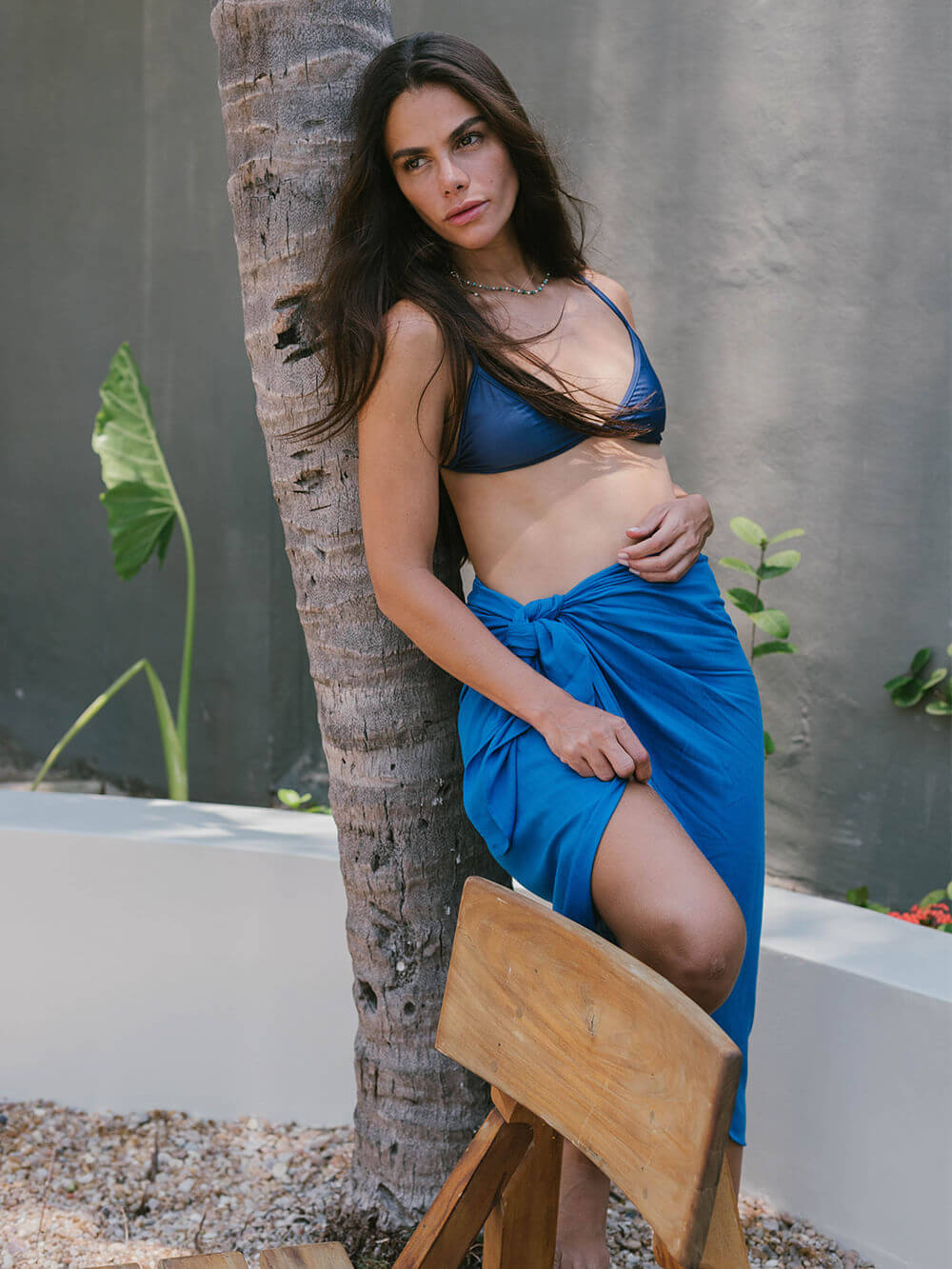 Sarong Praia Lana azul da marca Greenish, modelo feminino em ambiente ao ar livre, estilo descontraído e elegante.