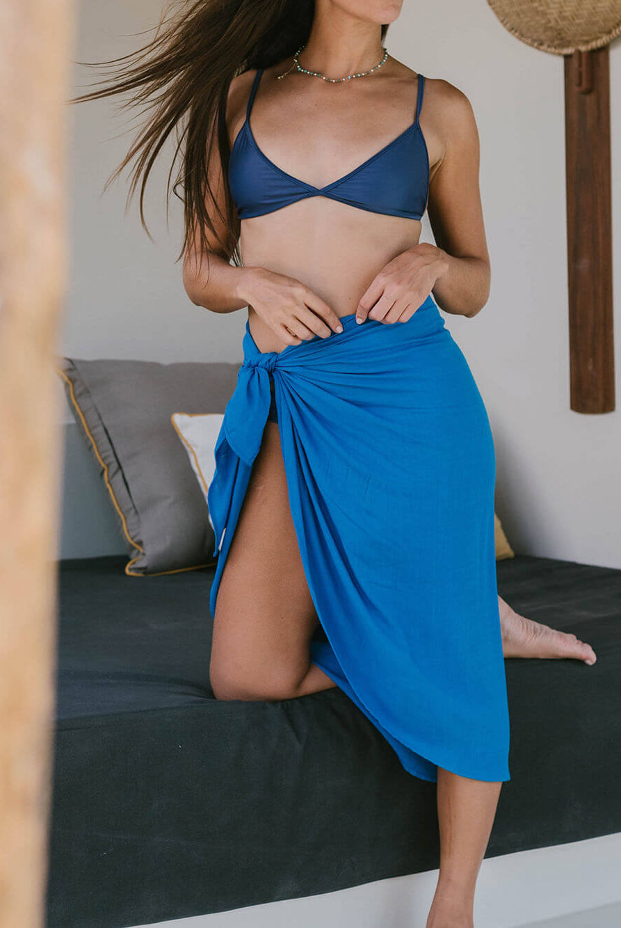 Sarong praia Lana azul da marca Greenish, mostrando estilo e conforto para o verão.