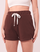 Short Amélia Marron leve e prático da Greenish com elástico e cordão, ideal para conforto e estilo casual. Perfeito para o dia a dia.