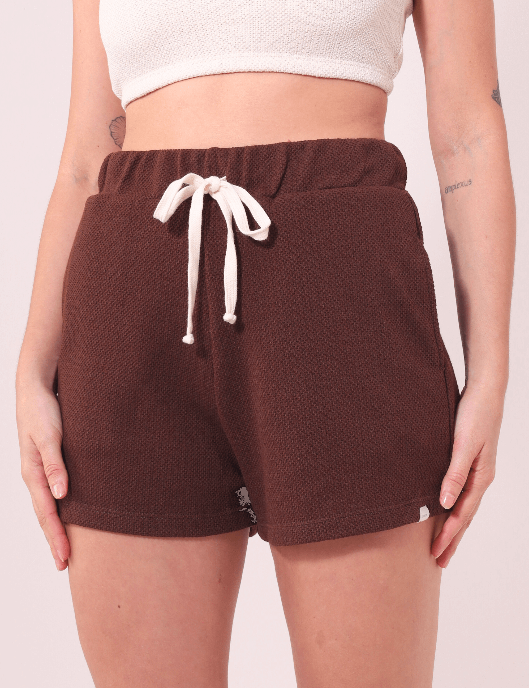 Short Amélia Marron leve e prático da Greenish com elástico e cordão, ideal para conforto e estilo casual. Perfeito para o dia a dia.