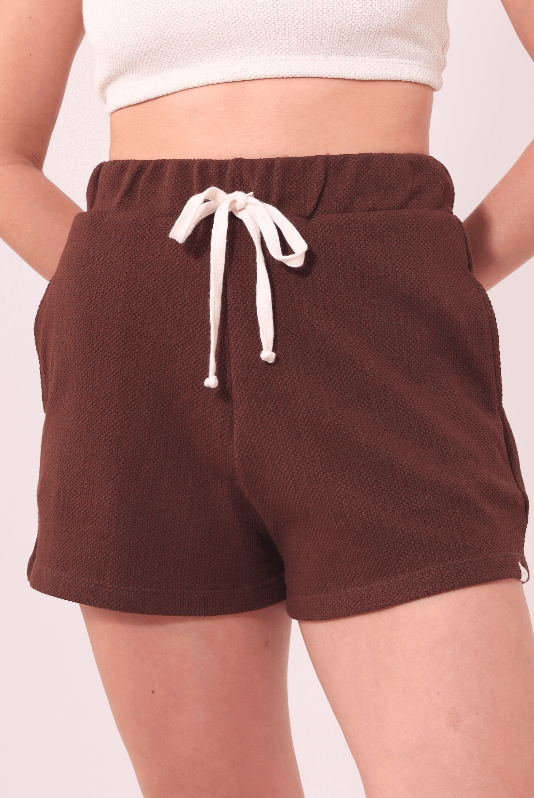 Short Amélia Marron com elástico embutido e cordão de algodão, estilo casual da marca Greenish, ideal para conforto e praticidade no dia a dia.