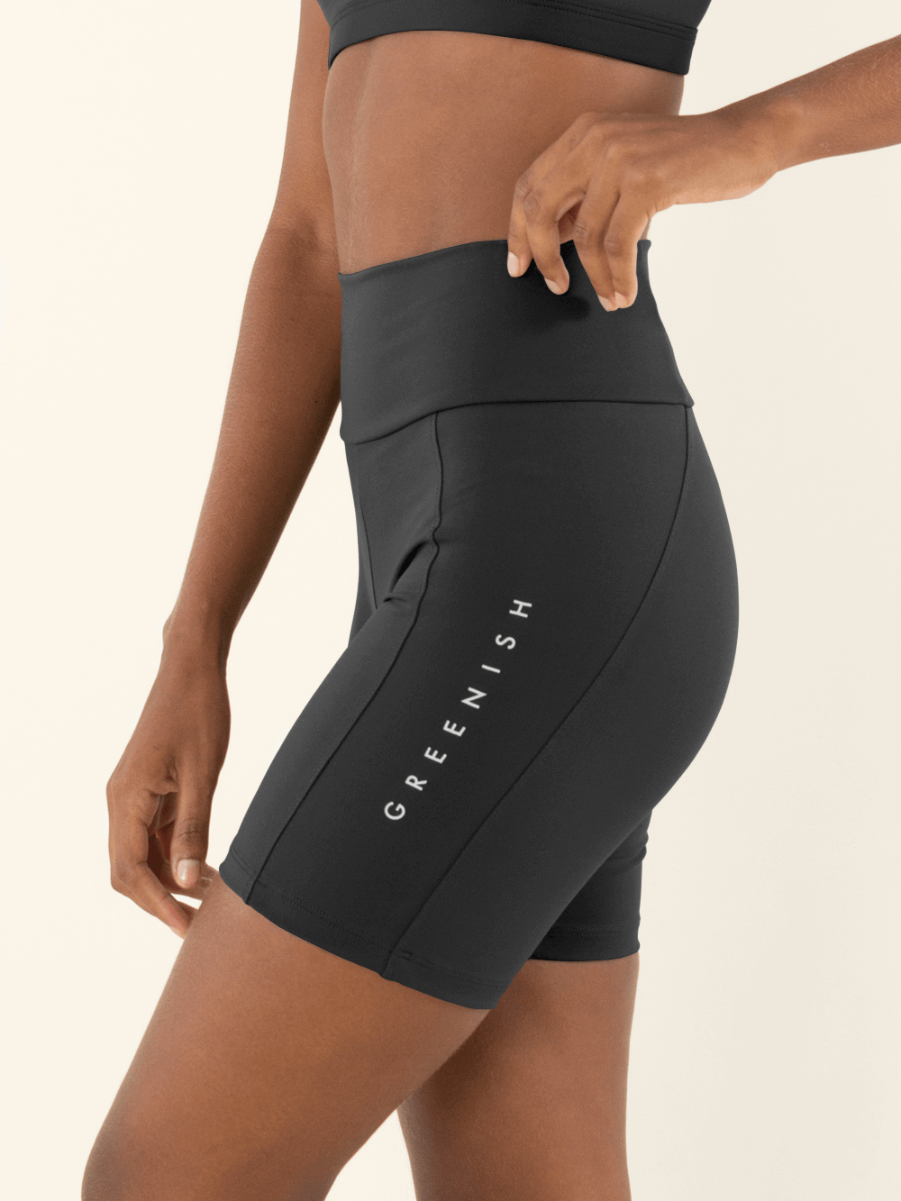 Short biker feminino preto da marca Greenish, ideal para atividades físicas, com design moderno e confortável.