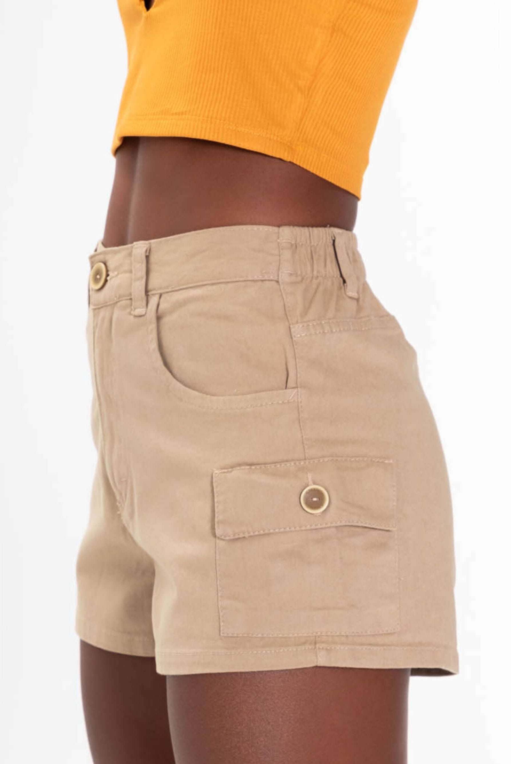 Short cargo bege da Greenish, com cós elástico, bolsos laterais e caimento ajustado, ideal para looks básicos e streetwear.