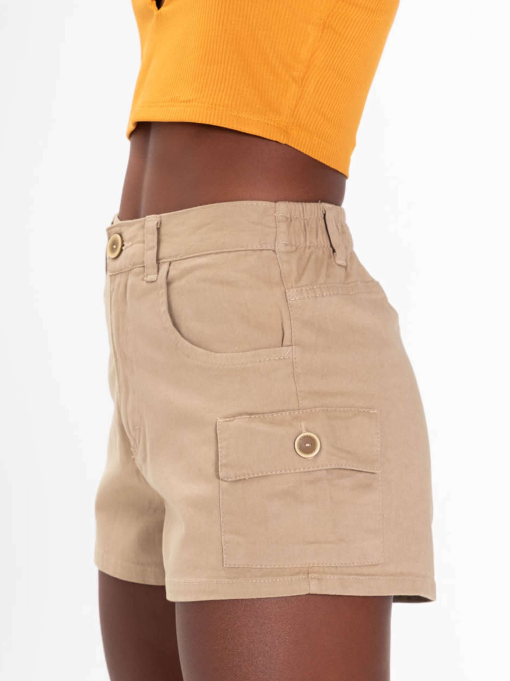 Short cargo bege da Greenish, com cós elástico, bolsos laterais e caimento ajustado, ideal para looks básicos e streetwear.