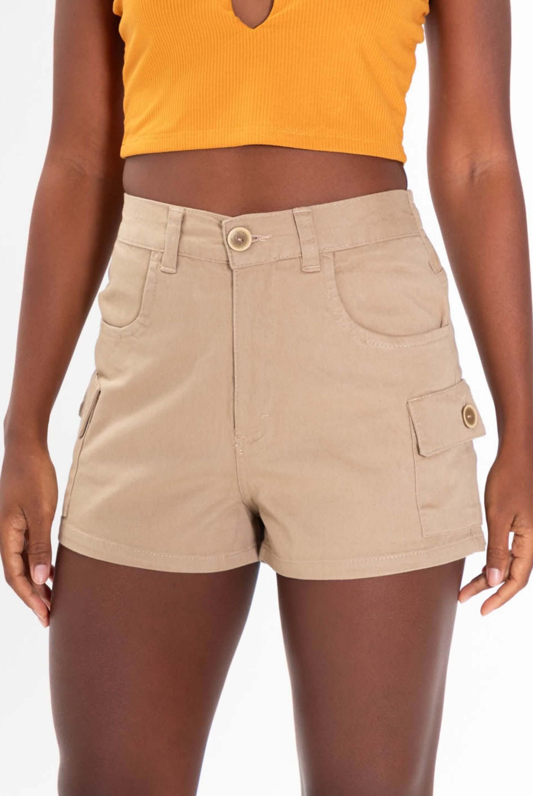 Short cargo bege da Greenish, confortável, com bolsos laterais e cintura elástica, perfeito para o estilo streetwear.