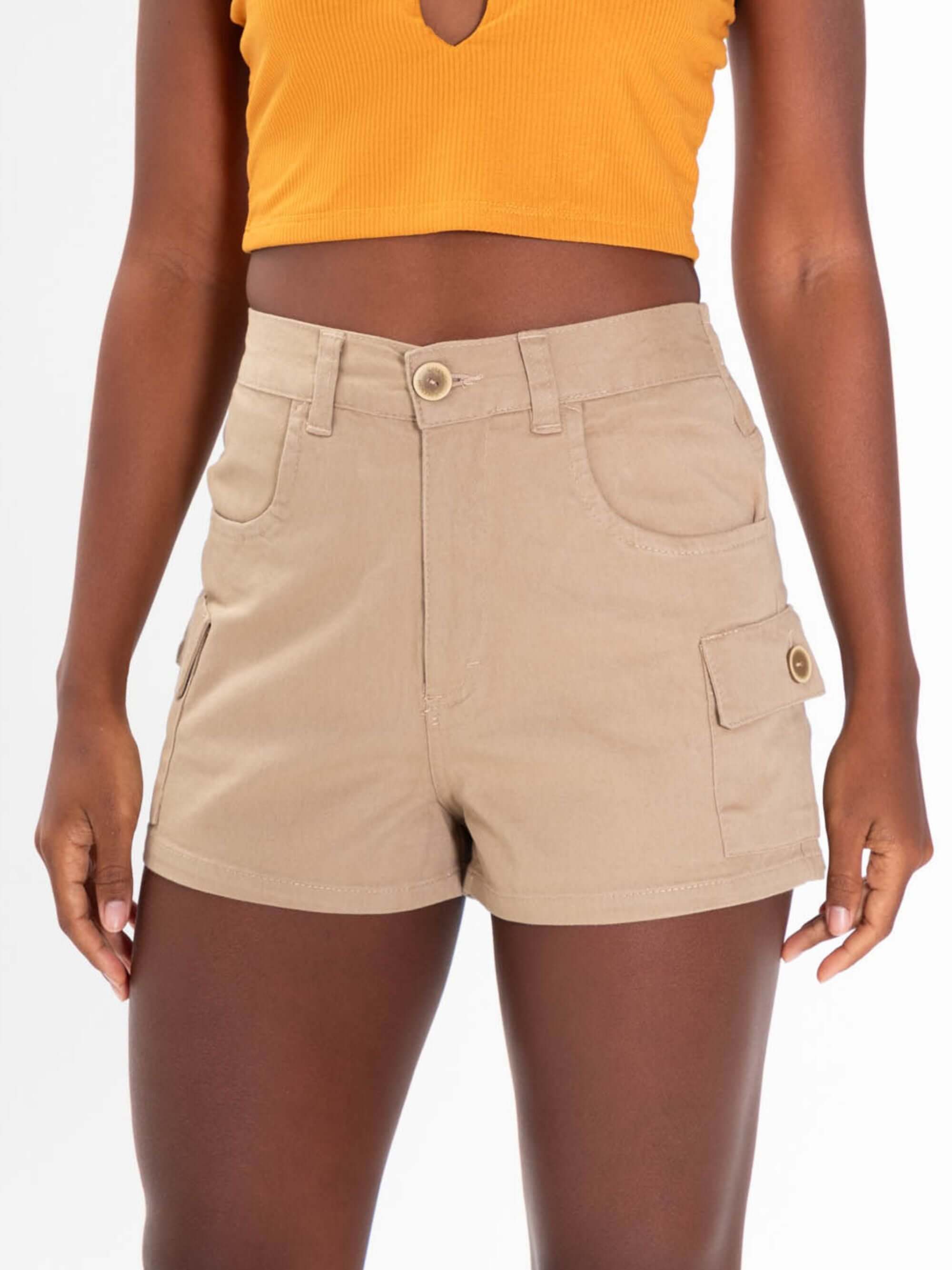 Short cargo bege da Greenish, confortável, com bolsos laterais e cintura elástica, perfeito para o estilo streetwear.