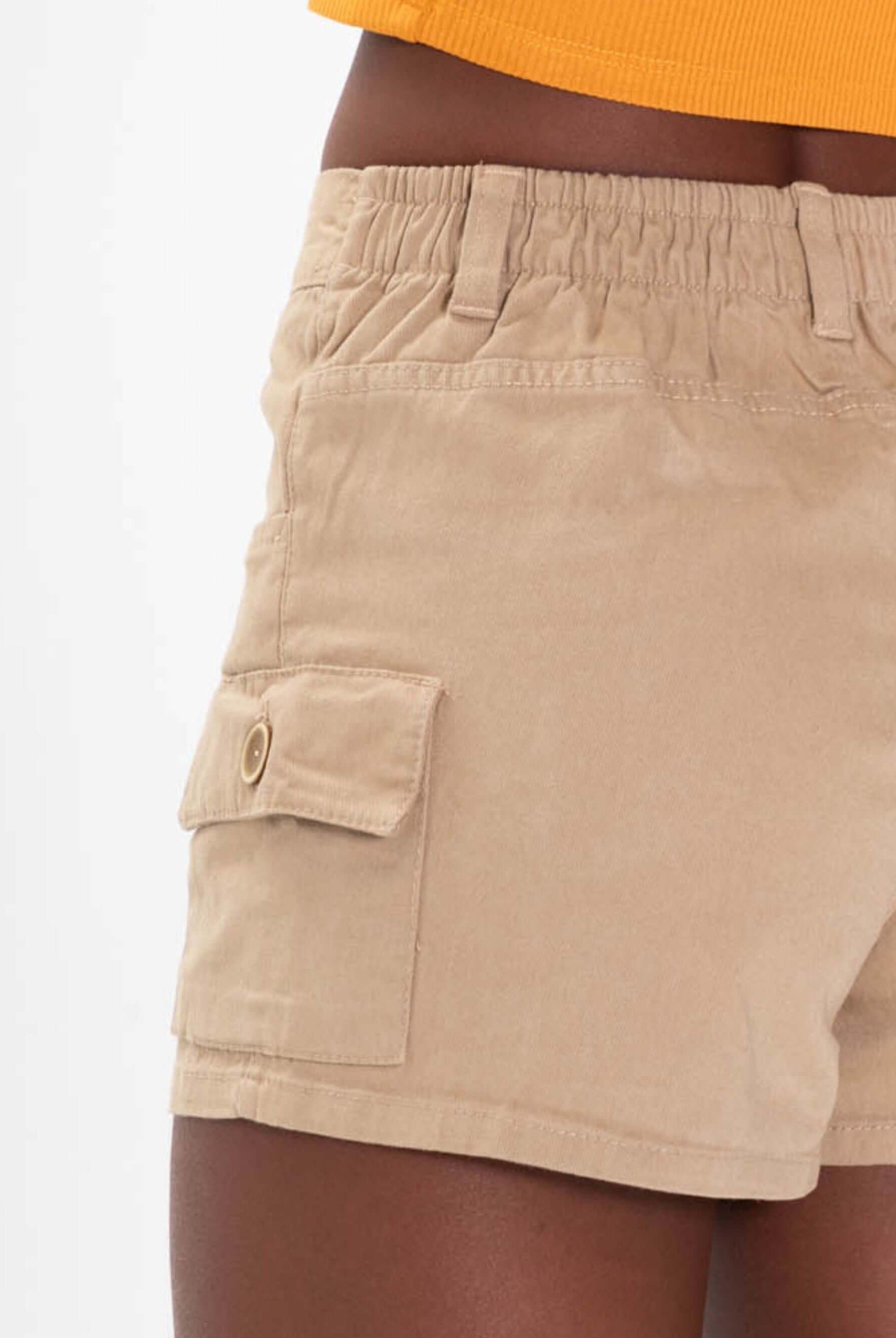 Short cargo Bege da Greenish, com cós elástico e bolsos laterais, ideal para looks versáteis e comfy.
