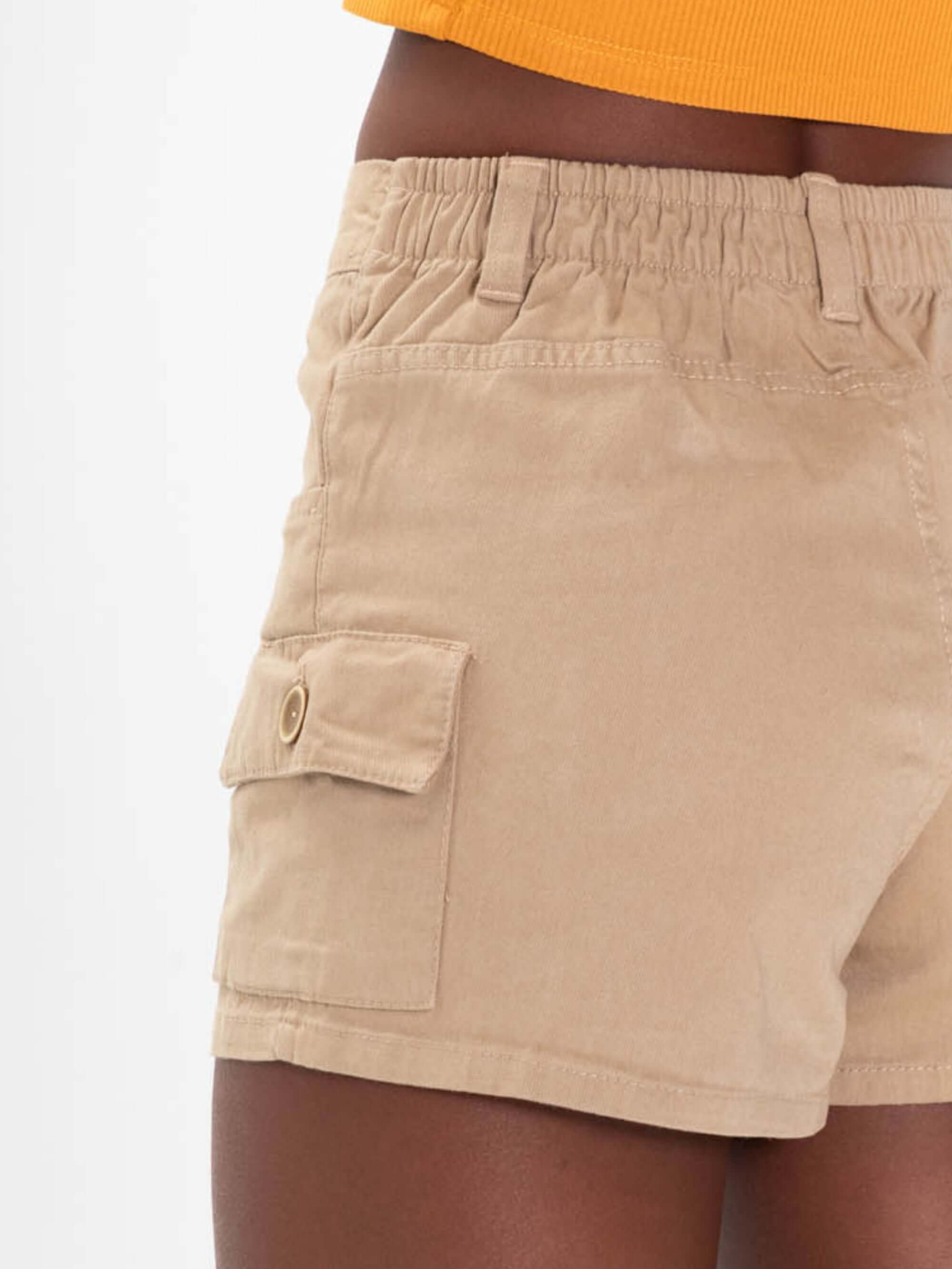 Short cargo Bege da Greenish, com cós elástico e bolsos laterais, ideal para looks versáteis e comfy.