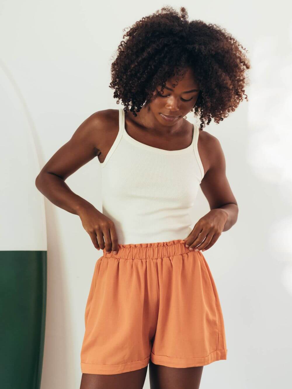 Shorts laranja da Greenish, modelagem confortável, ideal para dias ensolarados. Feminino e estiloso.