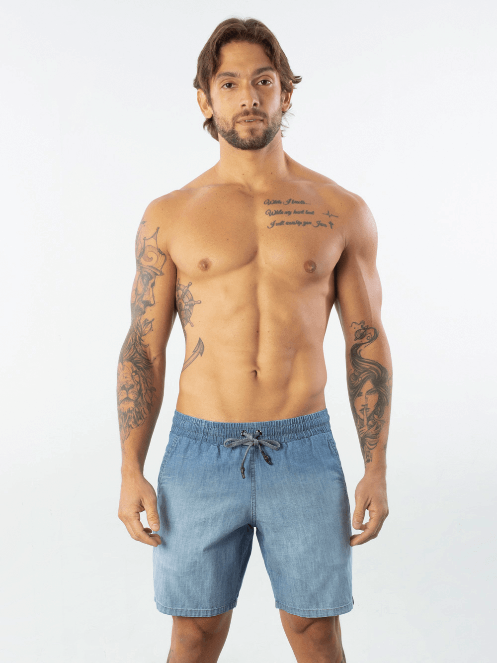 Shorts de banho em denim claro, modelo acima do joelho, confortável e estiloso, marca Greenish.