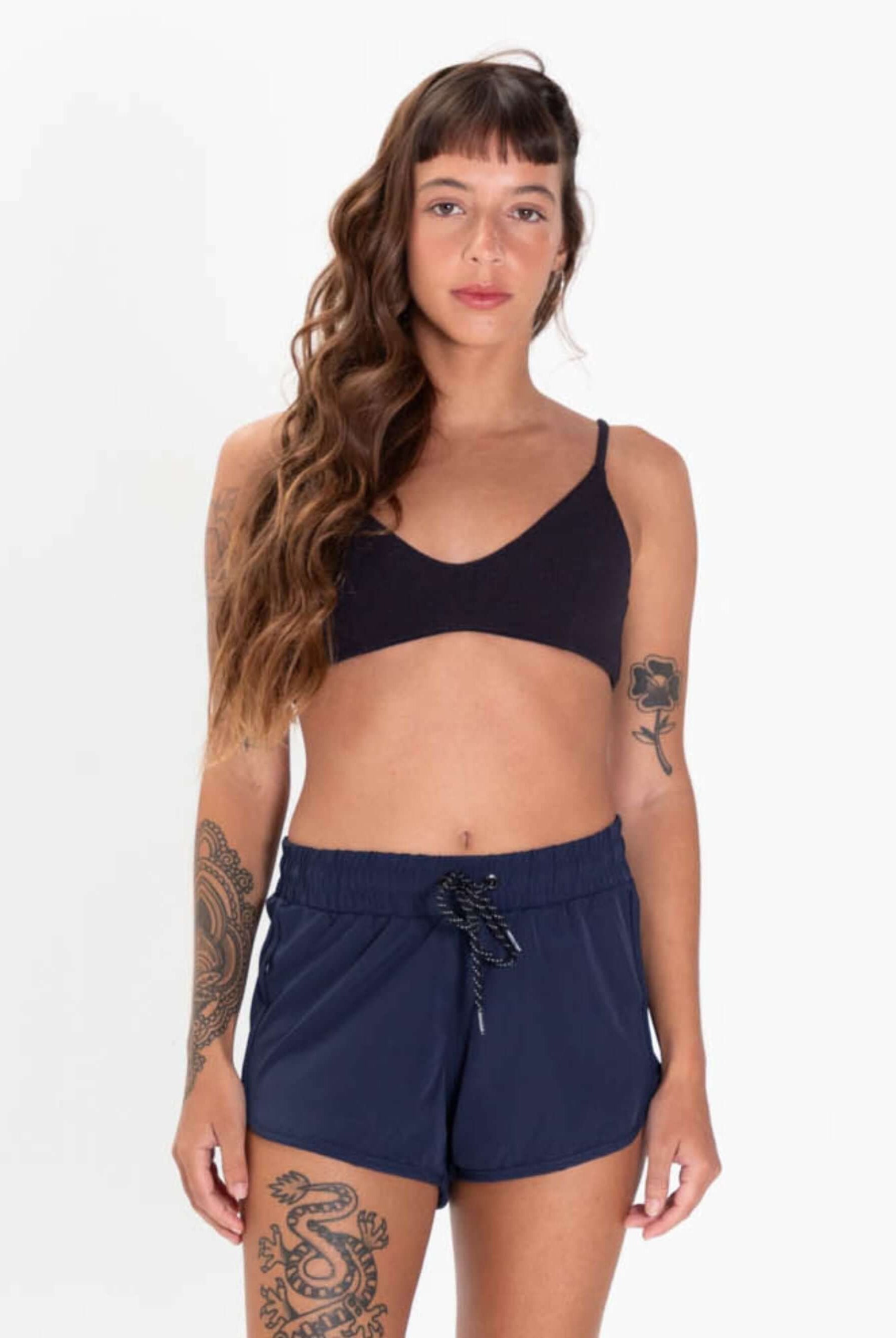 Modelo usando short feminino azul marinho Active Basic Flex da Greenish, ideal para dias quentes e looks esportivos.