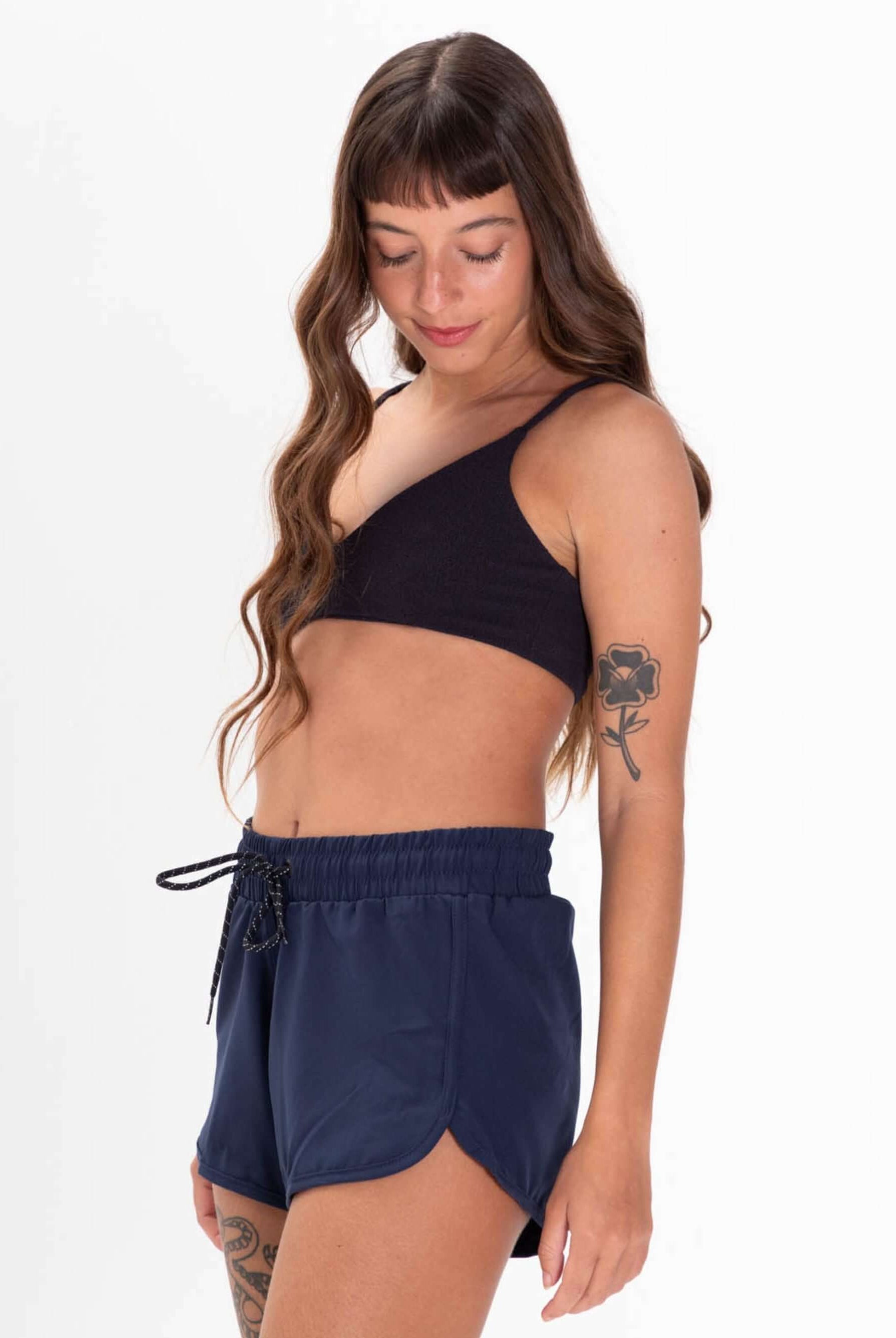 Short feminino azul marinho Active Basic Flex da marca Greenish, leve e confortável para looks esportivos.