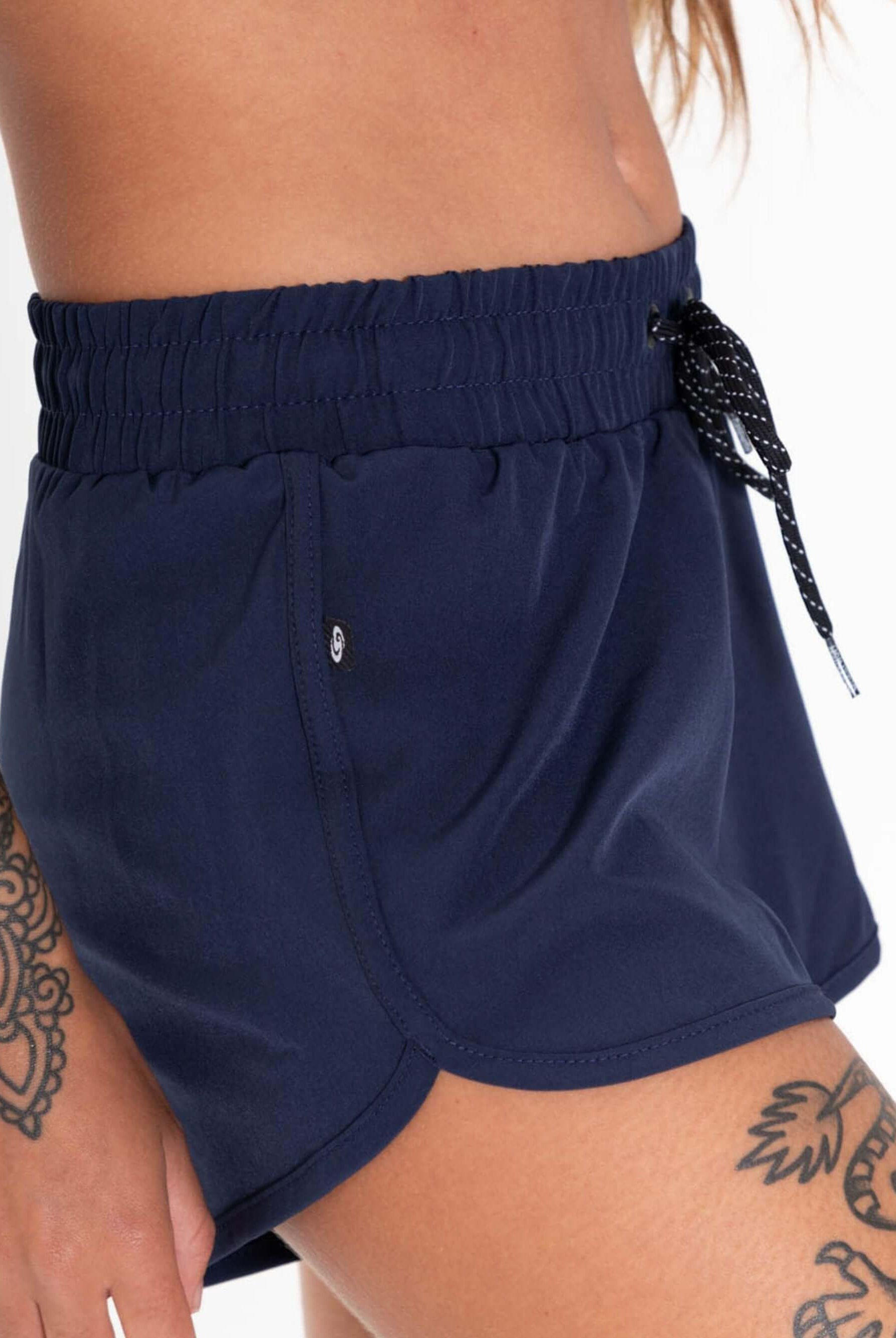 Short feminino Active Basic Flex azul marinho da marca Greenish, ideal para looks esportivos e dias quentes.
