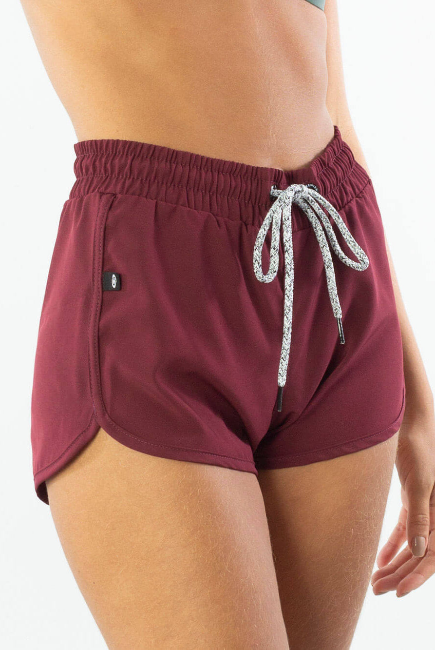 Short feminino Active Basic Flex bordô da Greenish, ideal para dias quentes e looks descontraídos.