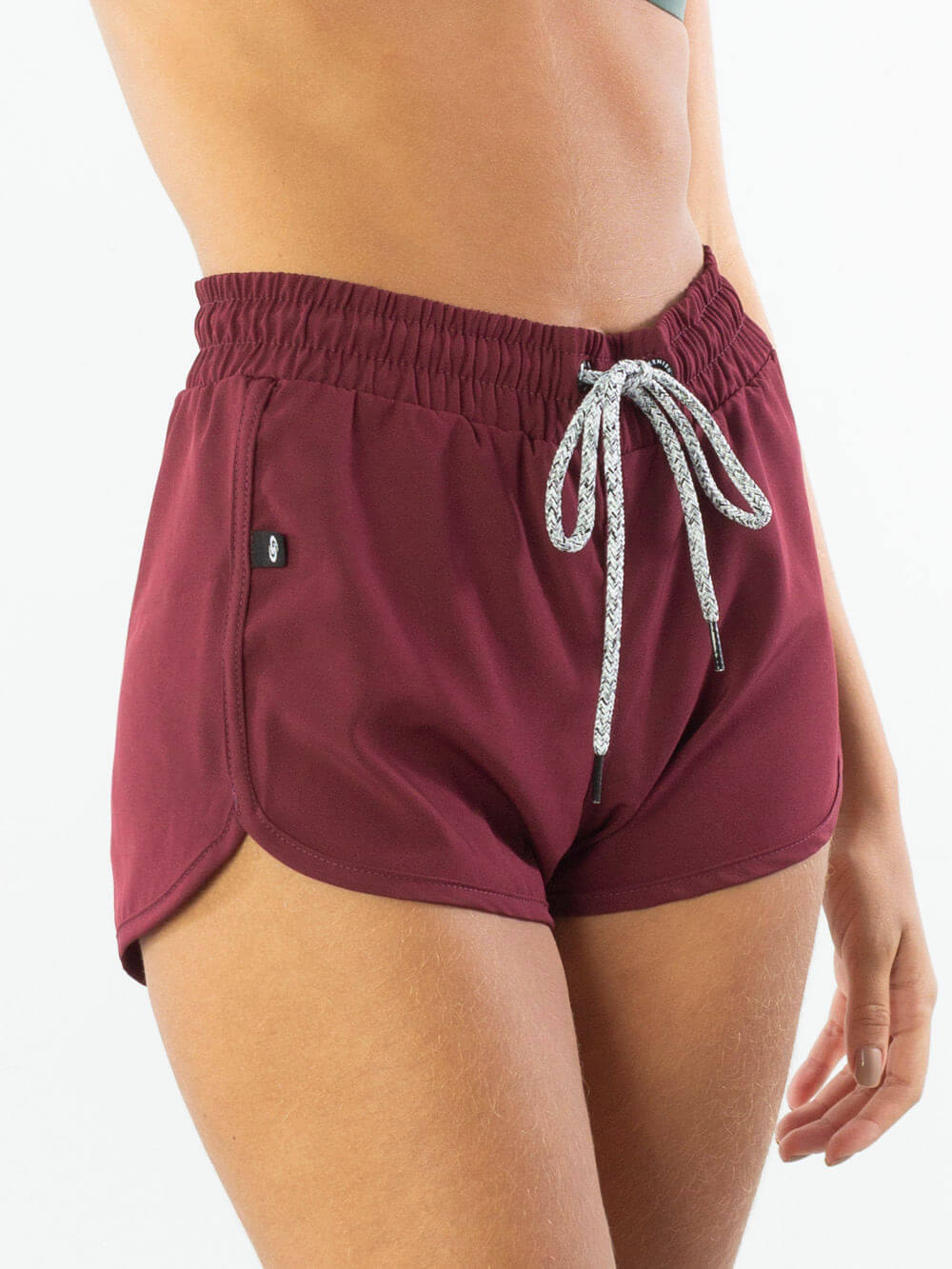 Short feminino Active Basic Flex bordô da Greenish, ideal para dias quentes e looks descontraídos.