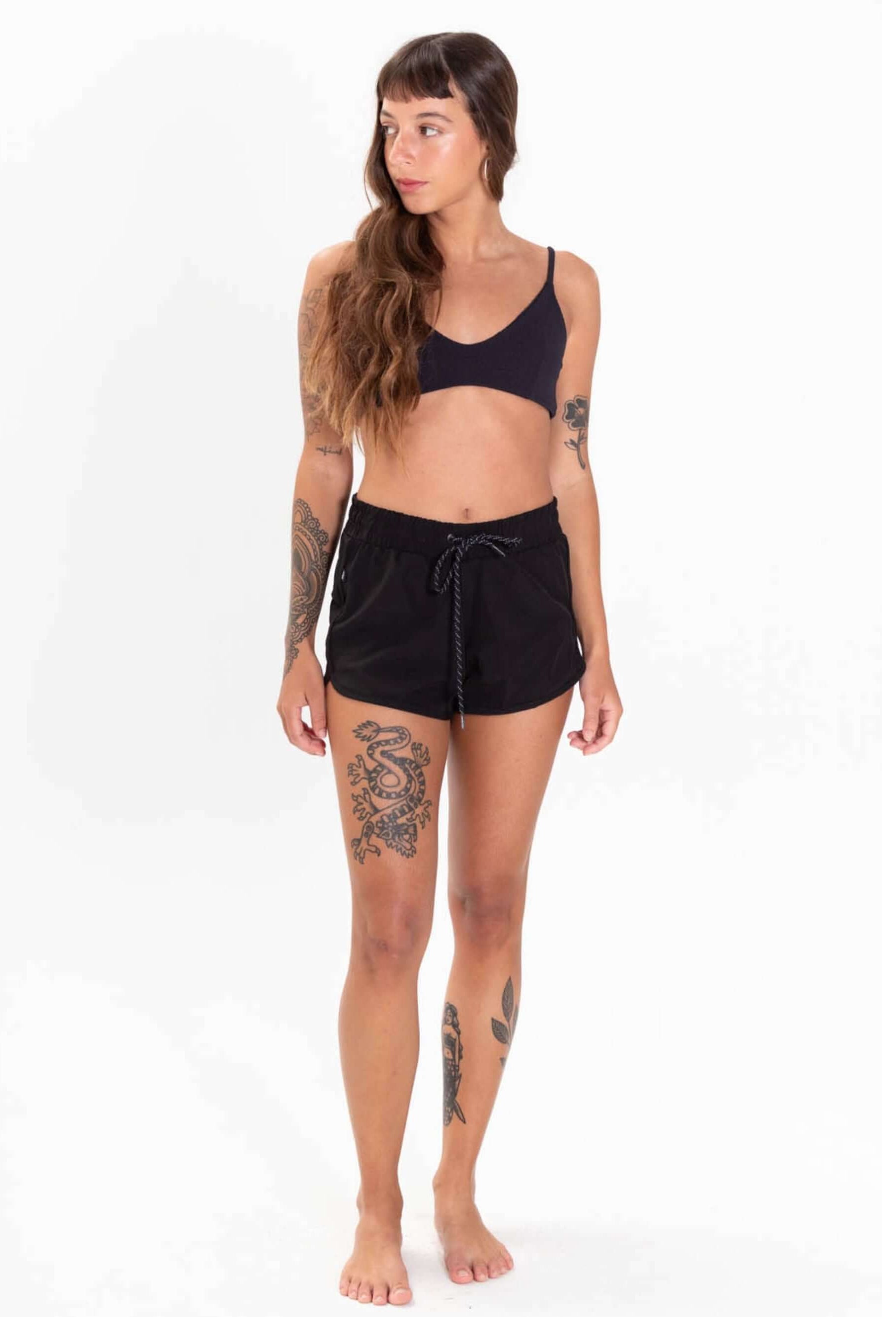 Short feminino Active Basic Flex - Preto da Greenish, ideal para looks esportivos em dias quentes.