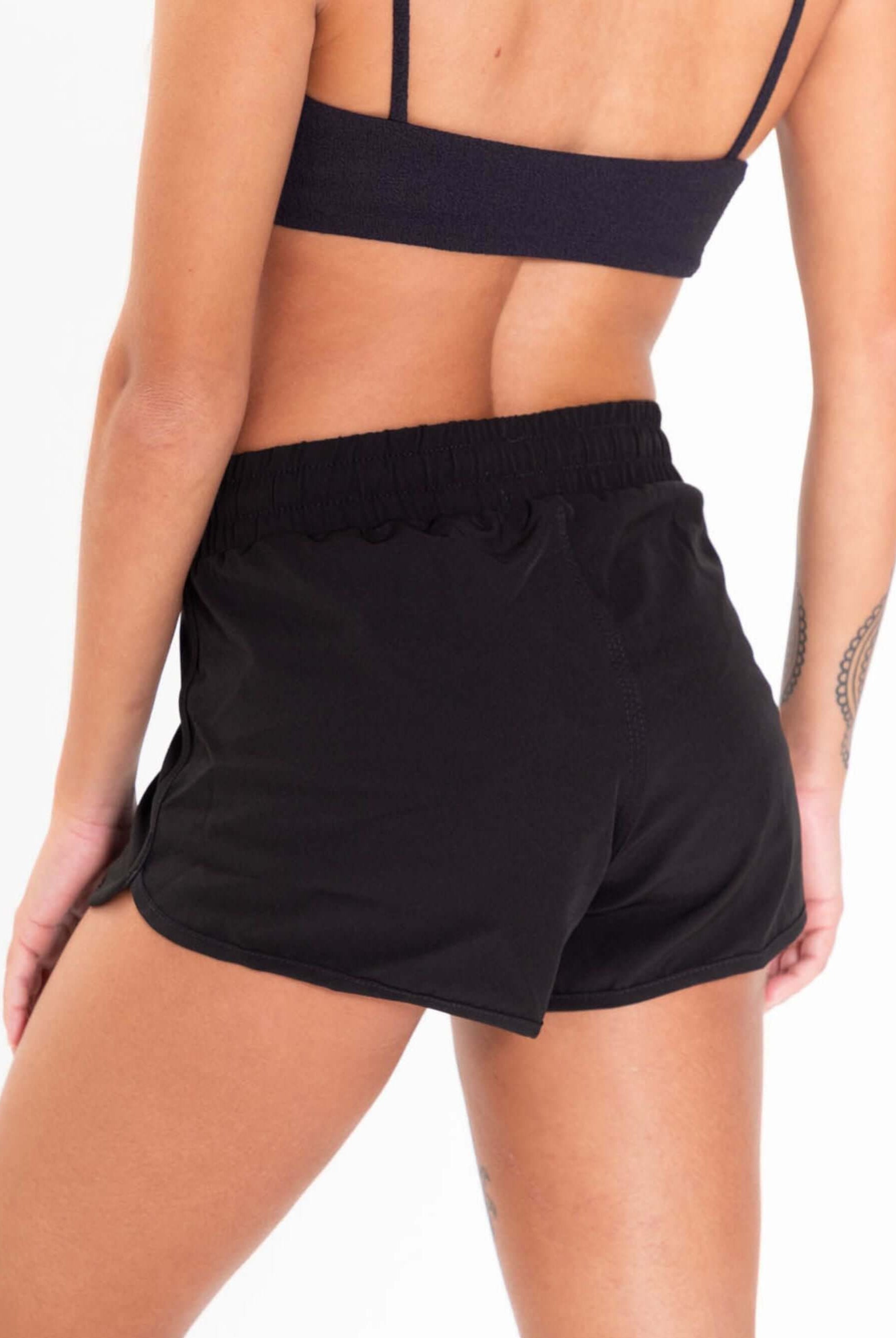 Short feminino Active Basic Flex na cor preta, detalhe do cós elástico e estilo casual para dias quentes. Marca: Greenish.