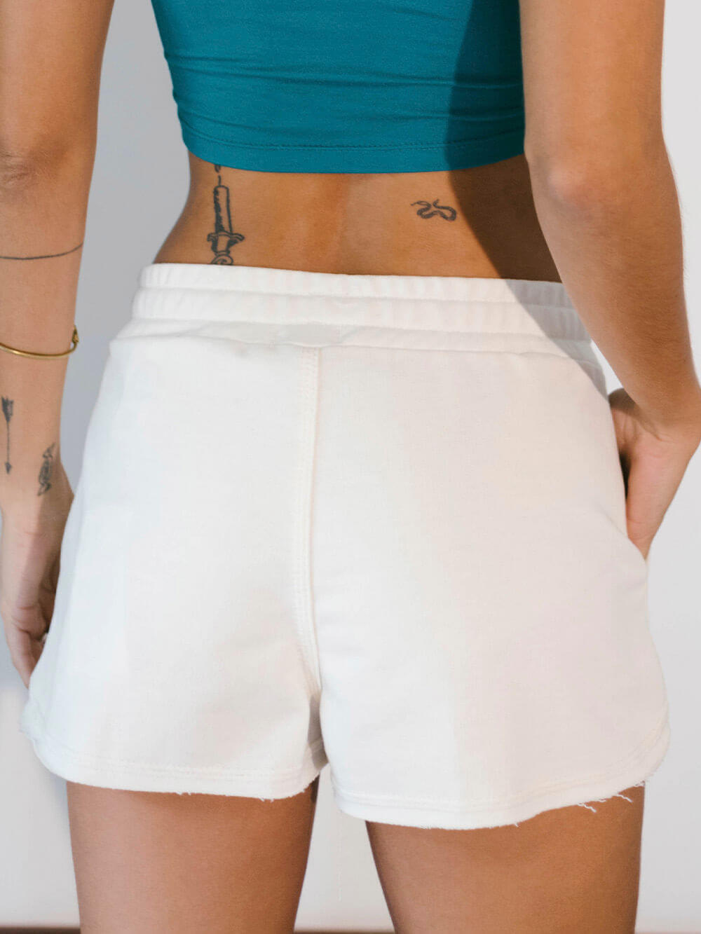 Short feminino básico moletom off white da Greenish, modelagem curta e confortável, ideal para o dia a dia.