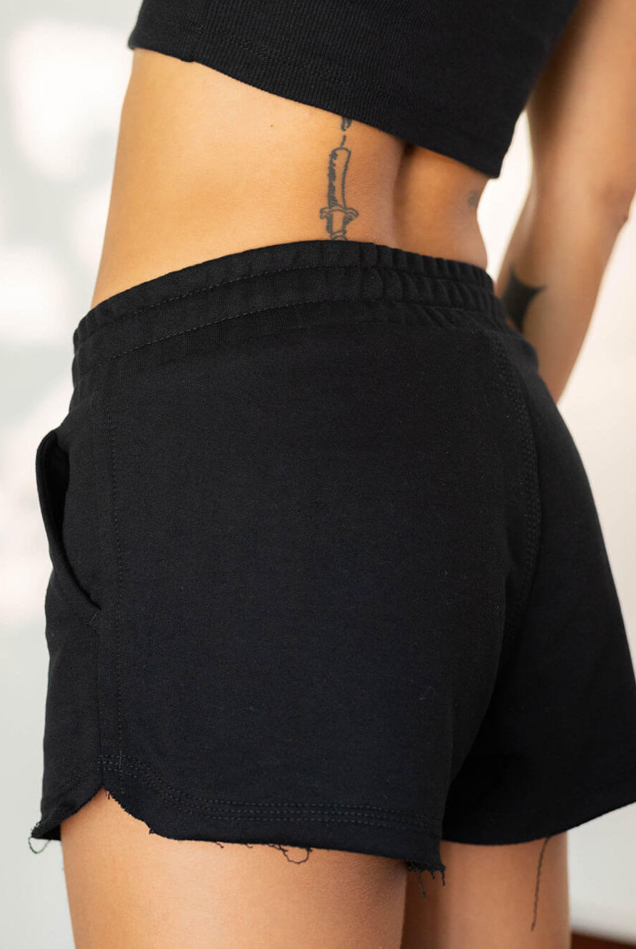 Short Feminino Basic Moletom Preto da marca Greenish, mostrando detalhes do cós e caimento no corpo.