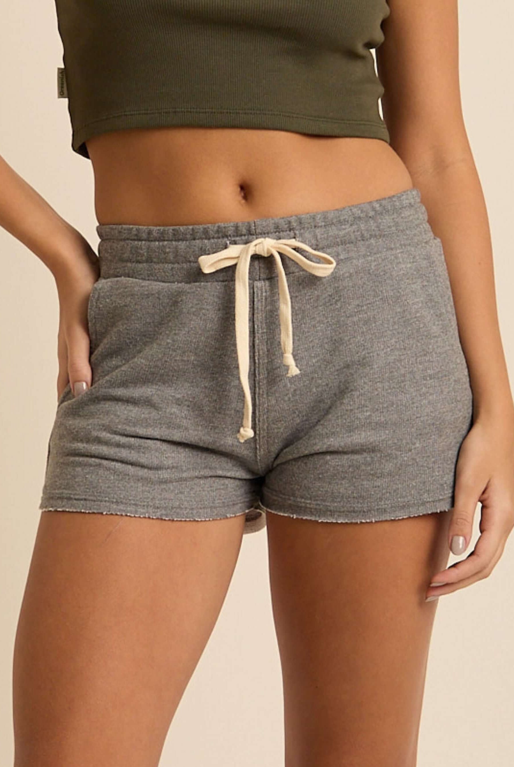Short feminino básico de moletom mescla Greenish, com cós elástico e cadarço, ideal para o dia a dia com conforto e estilo.