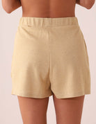 Vista traseira do SHORT FUTURE - BEGE da marca Greenish, confeccionado em malha Tricot Future Plus com elástico e ajuste frontal. Moda feminina.