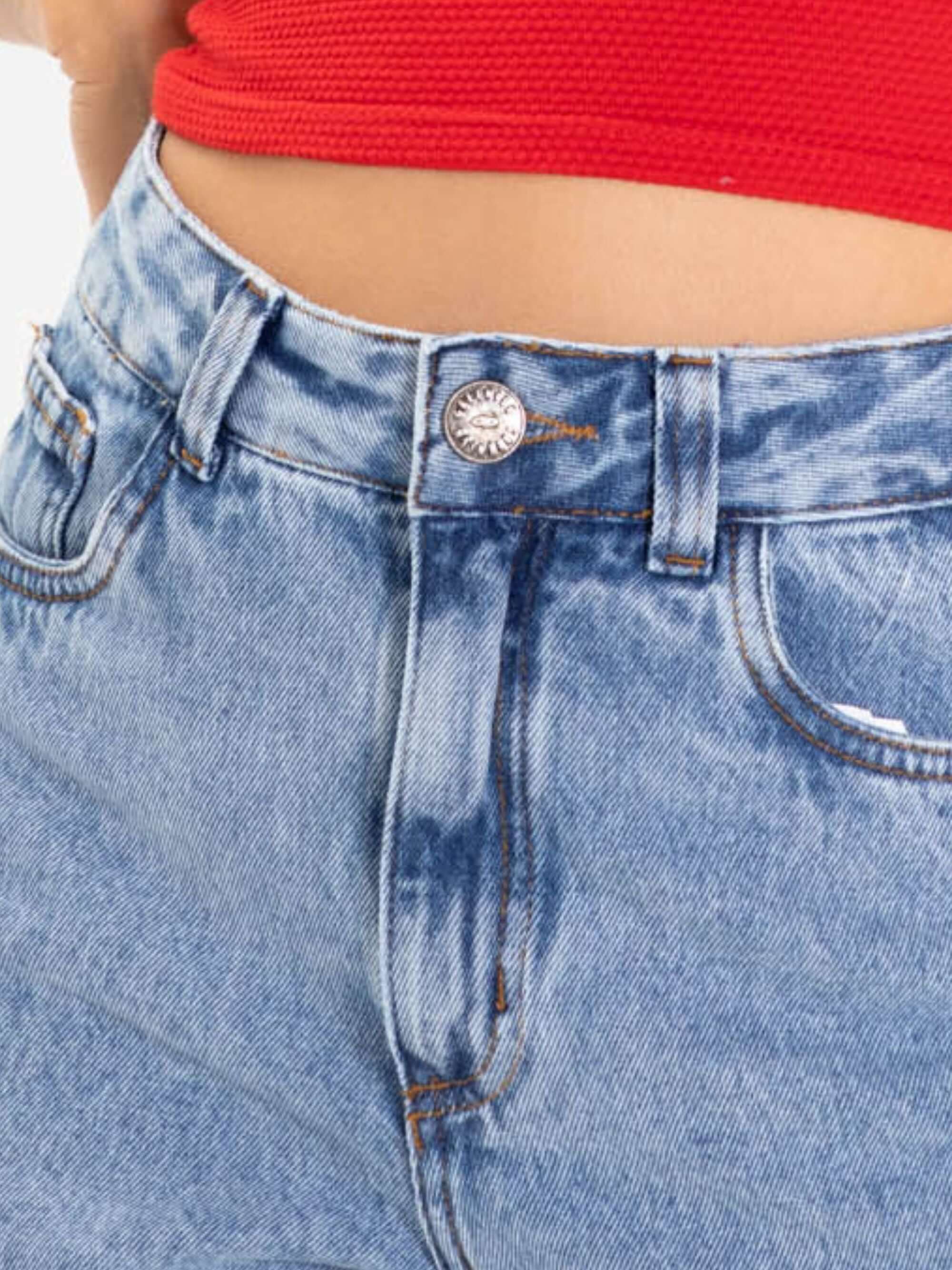 Detalhe do short feminino jeans Gio, cintura alta, com pegada vintage, da marca Greenish.