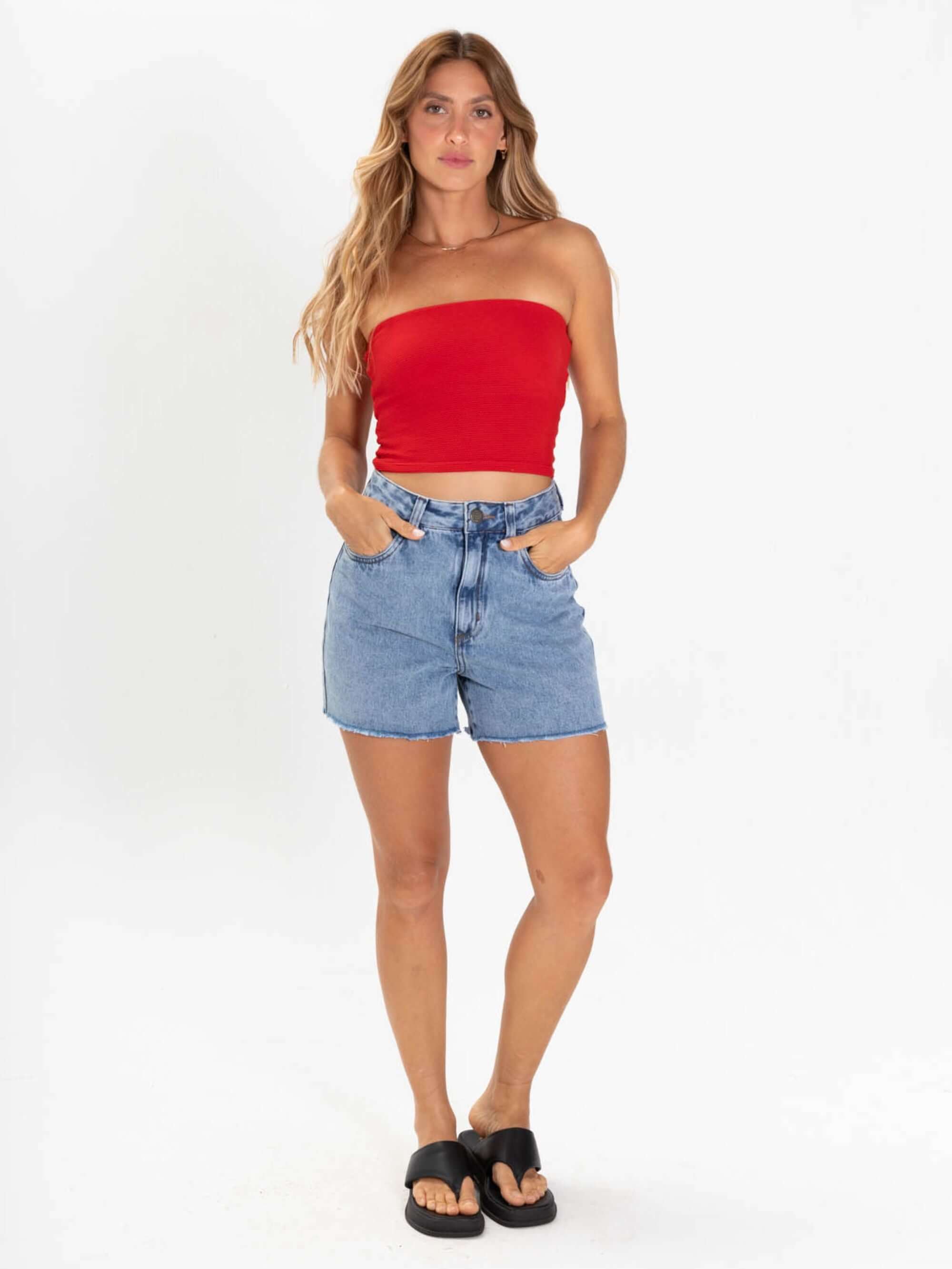Modelo usando short jeans confortável da Greenish, com blusa vermelha, estilo vintage e casual.