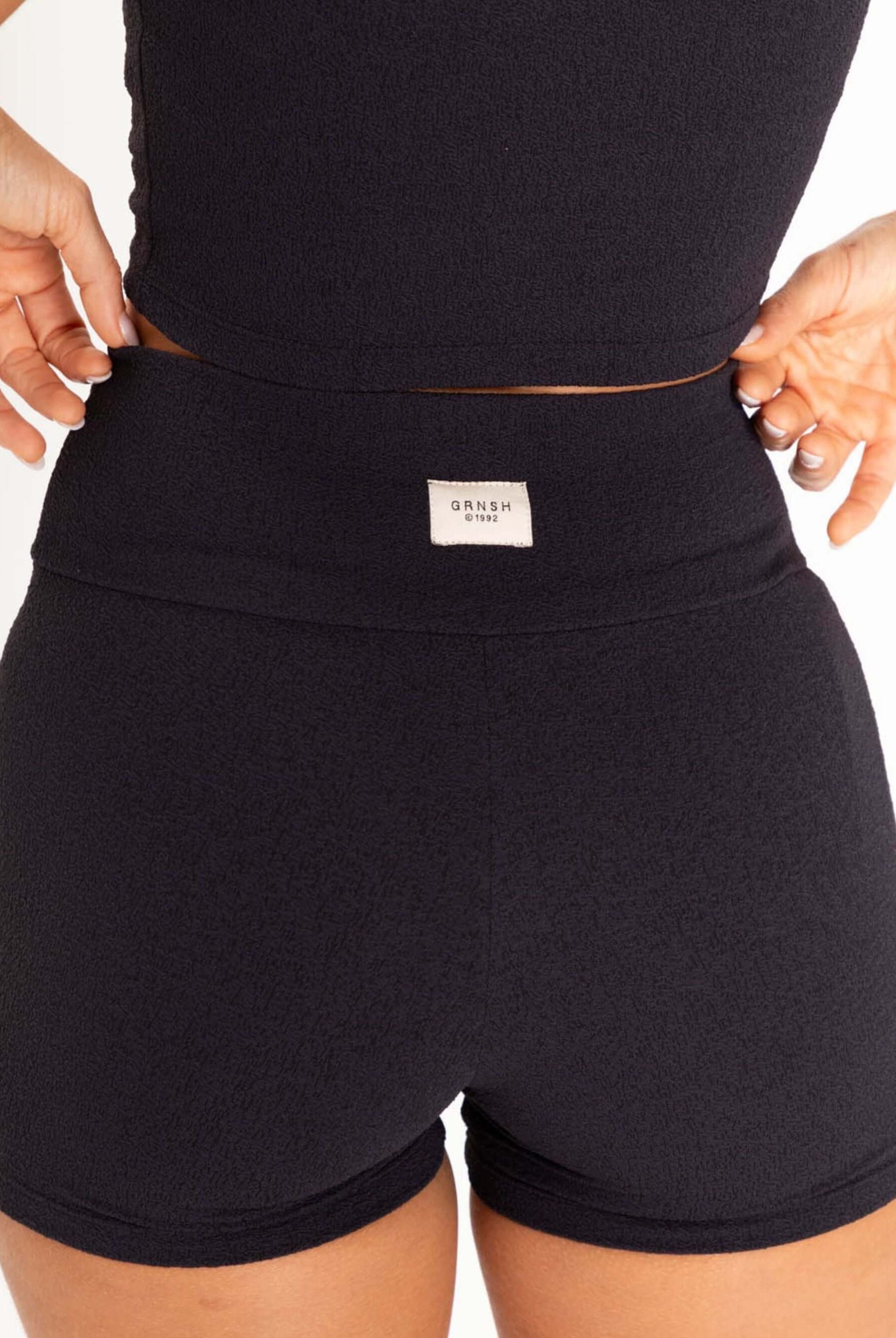 Short fitness preta da Greenish, ideal para treinos, com cintura alta e conforto máximo para mulheres.