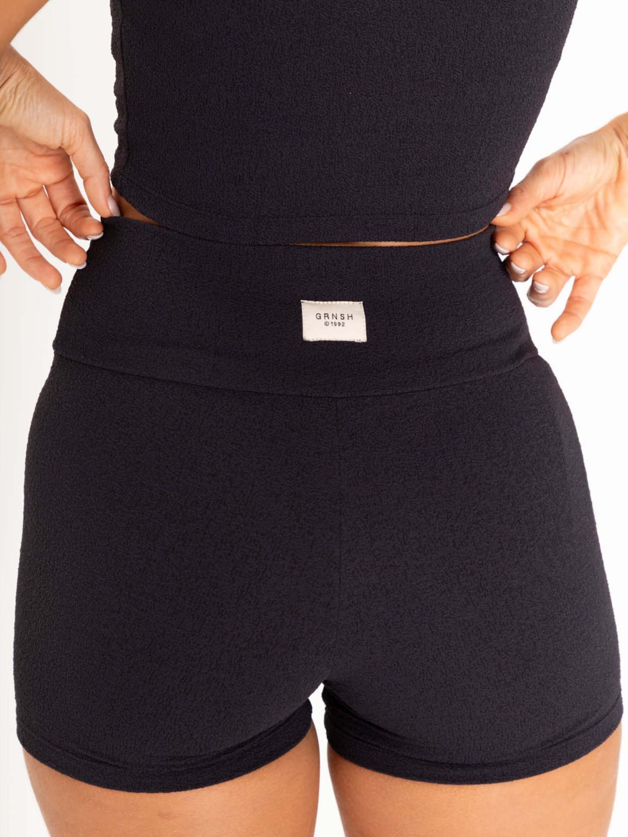 Short fitness preta da Greenish, ideal para treinos, com cintura alta e conforto máximo para mulheres.