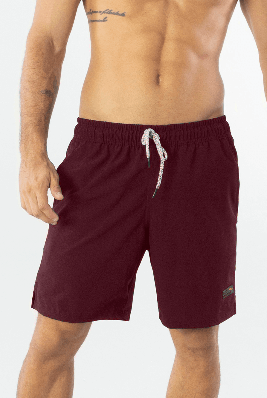Short Fitness Basic Bordo da Greenish: conforto e estilo para seu look casual, ideal para praia e atividades diárias.