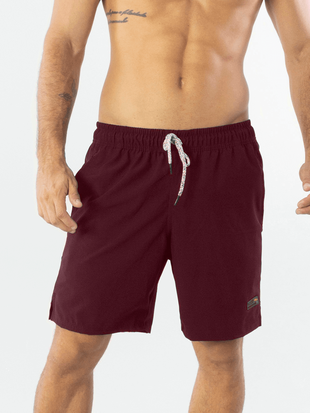 Short Fitness Basic Bordo da Greenish: conforto e estilo para seu look casual, ideal para praia e atividades diárias.