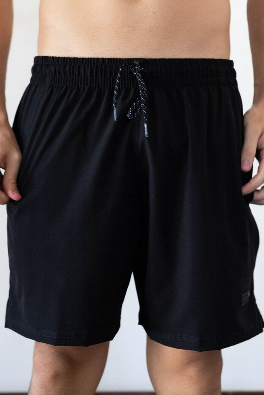 Short Fitness Basic preto da Greenish. Confortável e estiloso, ideal para o dia a dia e atividades ao ar livre.