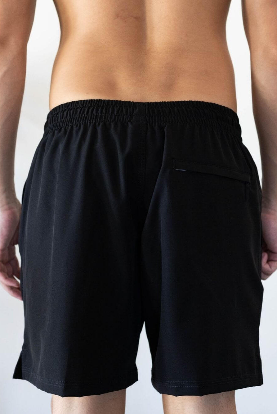 Short Fitness Basic Preto da Greenish, vista traseira com cós elástico e bolso, estilo e conforto para o dia a dia.