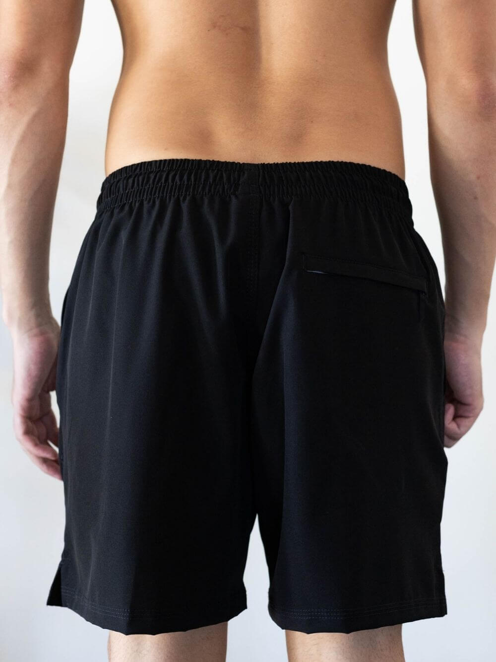 Short Fitness Basic Preto da Greenish, vista traseira com cós elástico e bolso, estilo e conforto para o dia a dia.