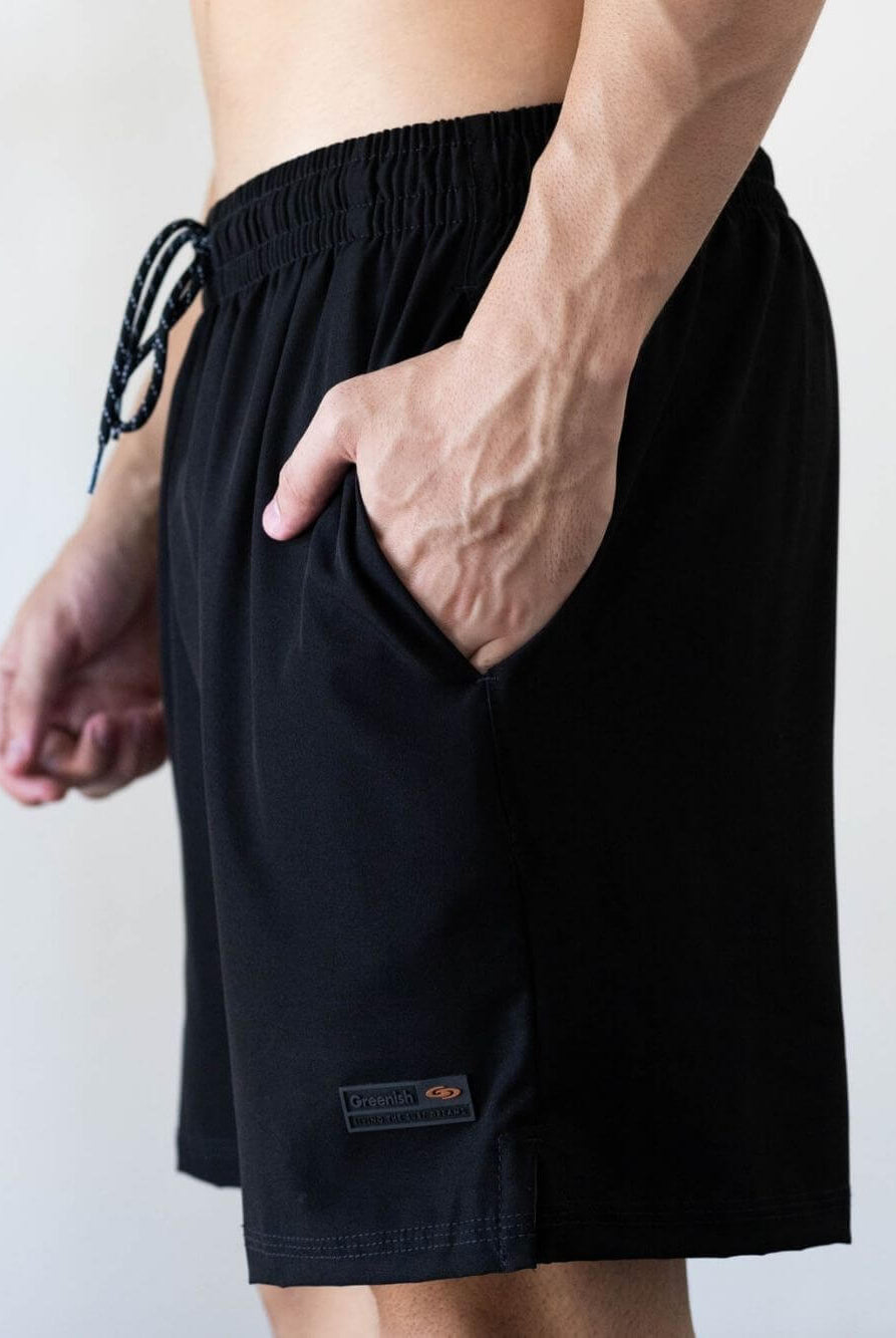 Short Fitness Basic preto da Greenish, com bolso, elástico na cintura e amarração em cadarço, ideal para looks casuais.