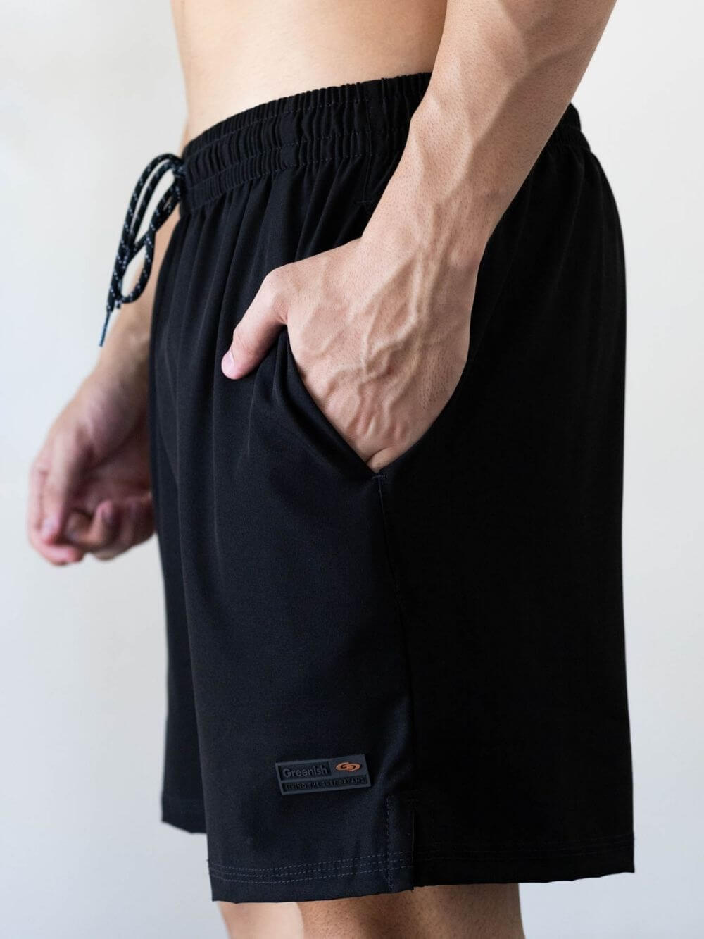 Short Fitness Basic preto da Greenish, com bolso, elástico na cintura e amarração em cadarço, ideal para looks casuais.