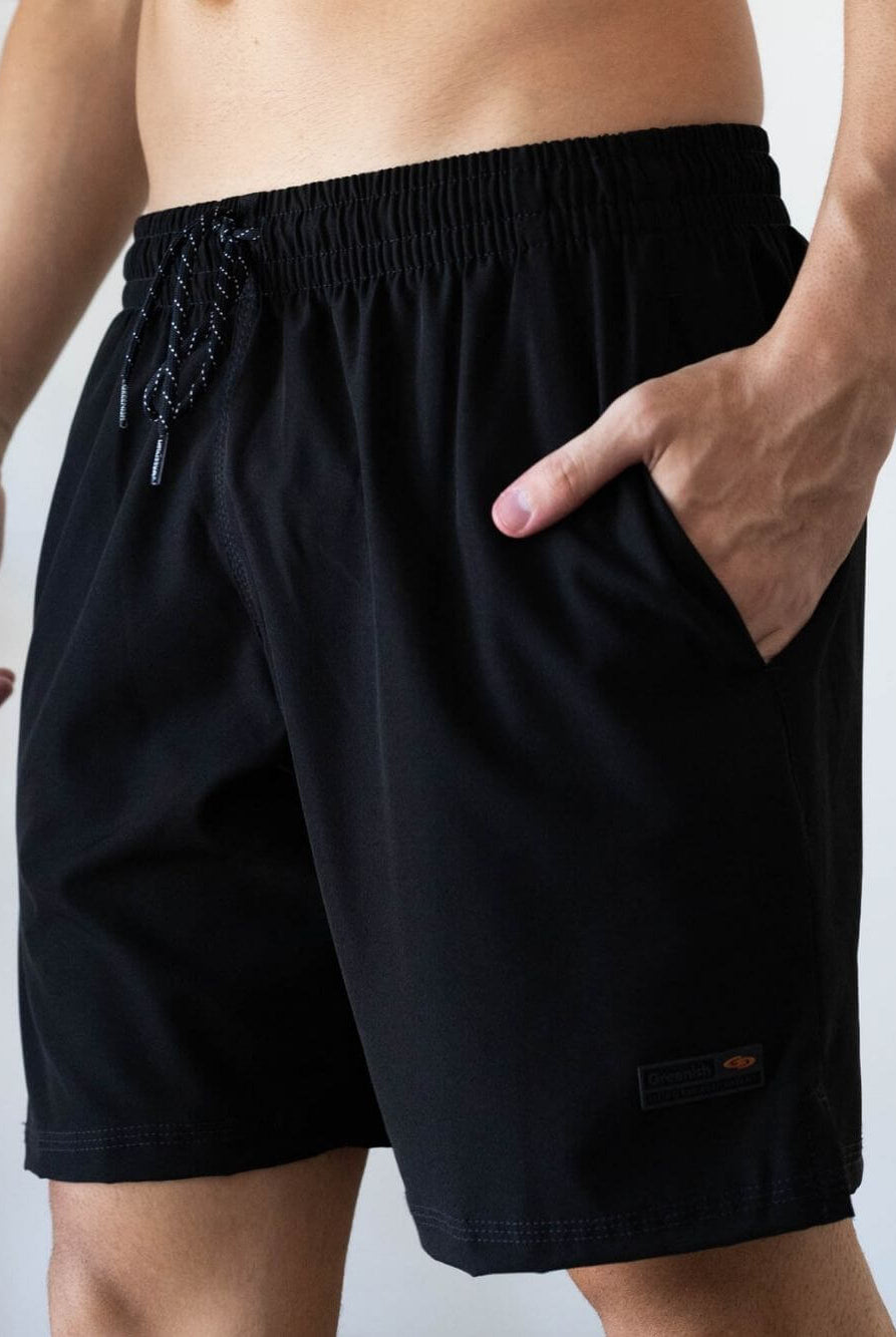 Short fitness preto masculino da Greenish, em tecido leve e confortável, ideal para o dia a dia e diversão na praia.