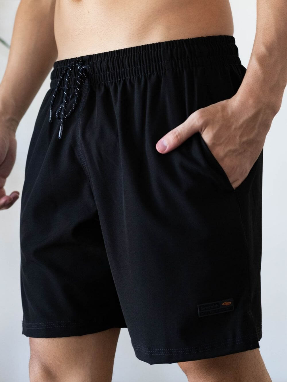 Short fitness preto masculino da Greenish, em tecido leve e confortável, ideal para o dia a dia e diversão na praia.