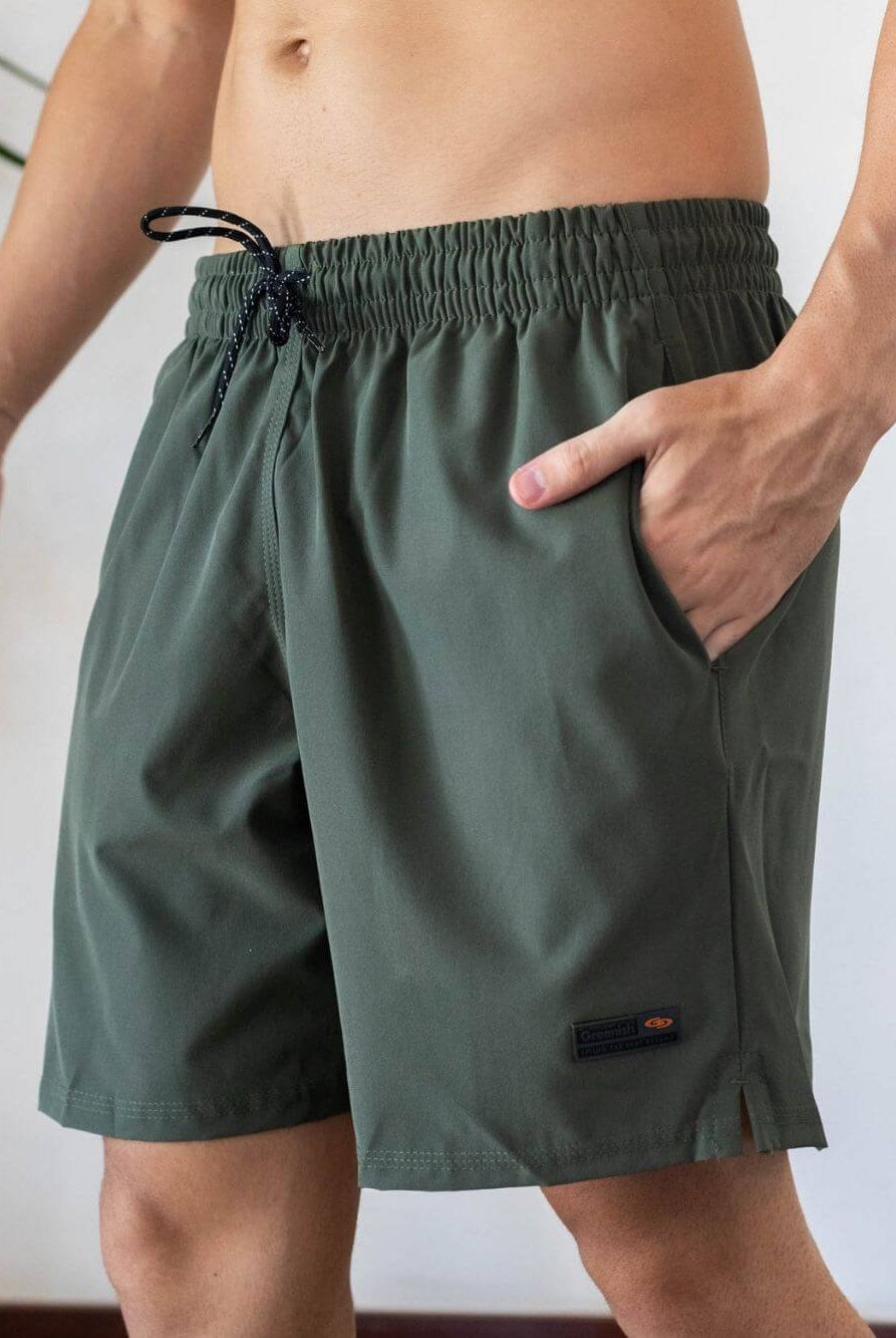 Short Fitness Basic Verde da Greenish, confortável e estiloso, ideal para atividades e praia, com cós elástico e amarração.