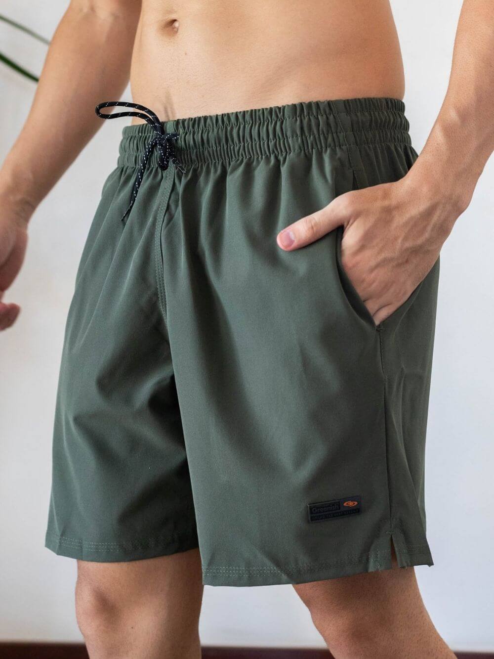 Short Fitness Basic Verde da Greenish, confortável e estiloso, ideal para atividades e praia, com cós elástico e amarração.