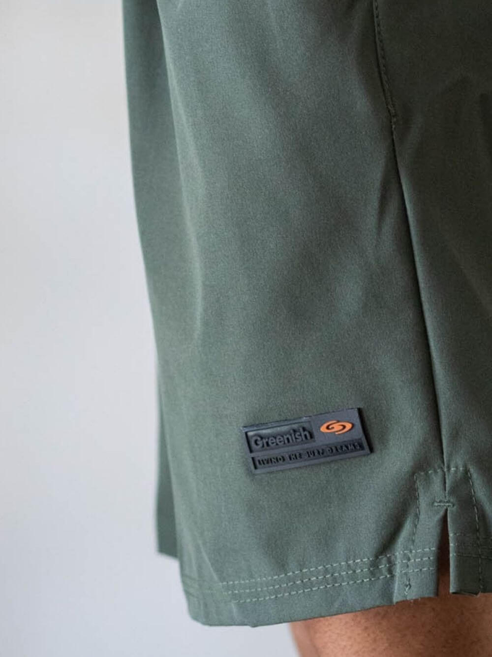 Short Fitness Basic Verde da Greenish, tecido leve e respirável com cós elástico para conforto e estilo.