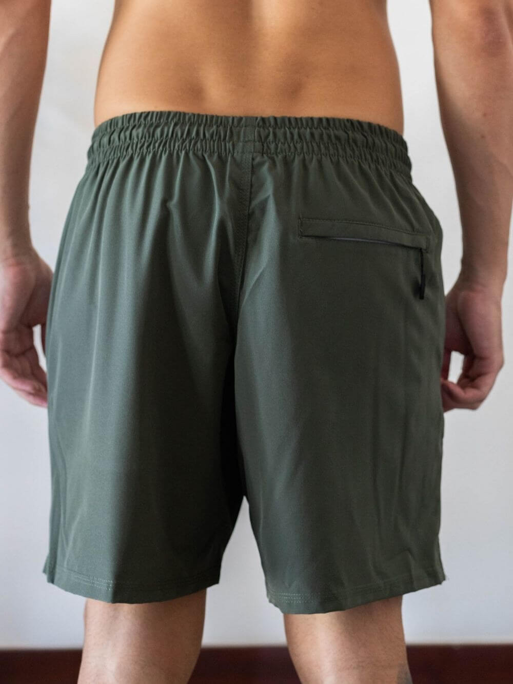 Short Fitness Basic Verde da Greenish: conforto com cós elástico e bolso traseiro, perfeito para o dia a dia e praia.