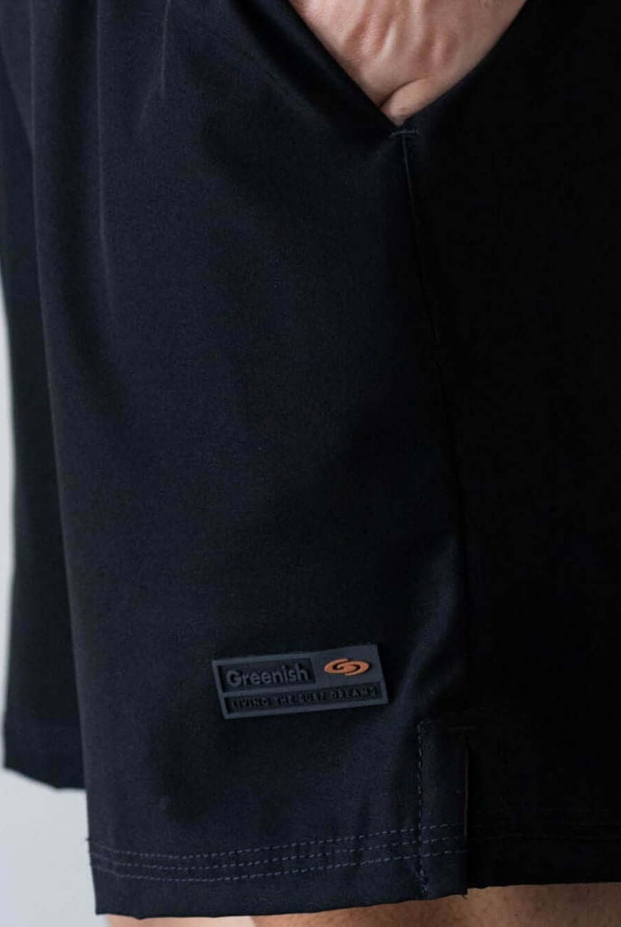 Short fitness preto da Greenish, com tecido respirável e cós em elástico. Ideal para o look casual e confortável.