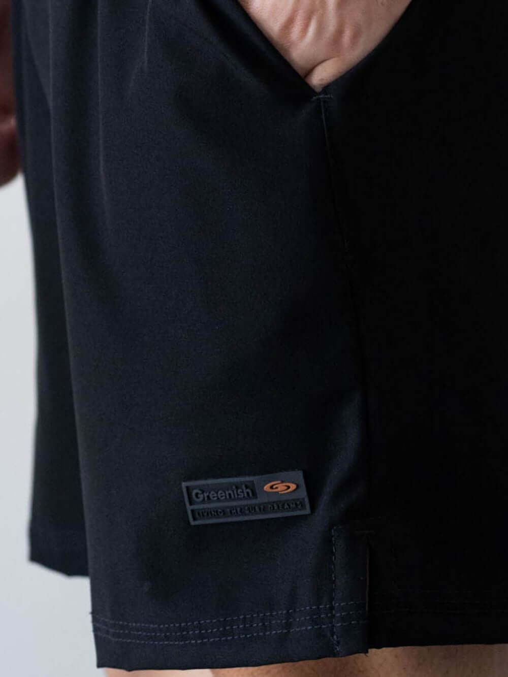 Short fitness preto da Greenish, com tecido respirável e cós em elástico. Ideal para o look casual e confortável.