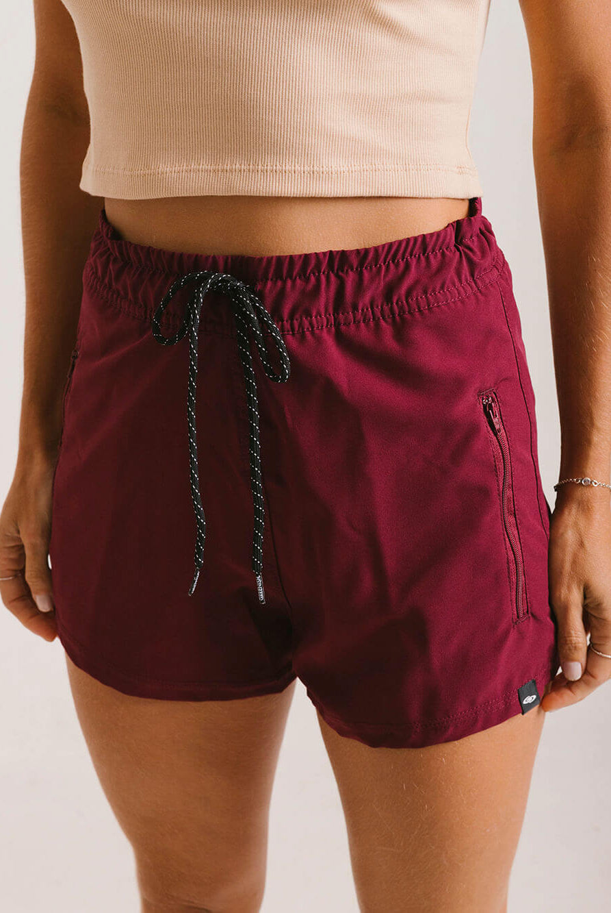 Bermuda de banho bordô da Greenish, modelo SHORT HEAT WAVE, com cordão ajustável e bolso lateral.