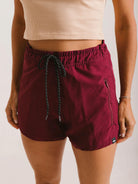 Bermuda de banho bordô da Greenish, modelo SHORT HEAT WAVE, com cordão ajustável e bolso lateral.